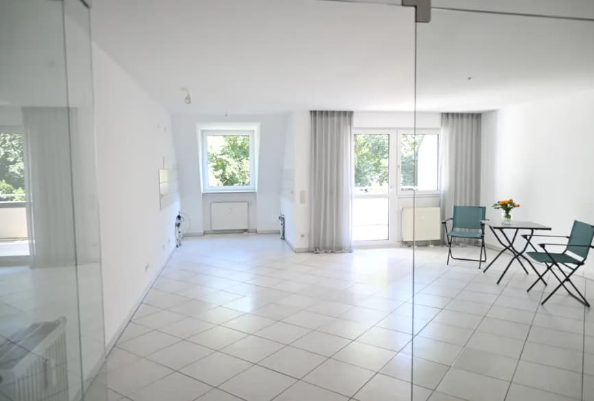 Aufgeräumtes, helles Wohnzimmer nach dem Home Staging