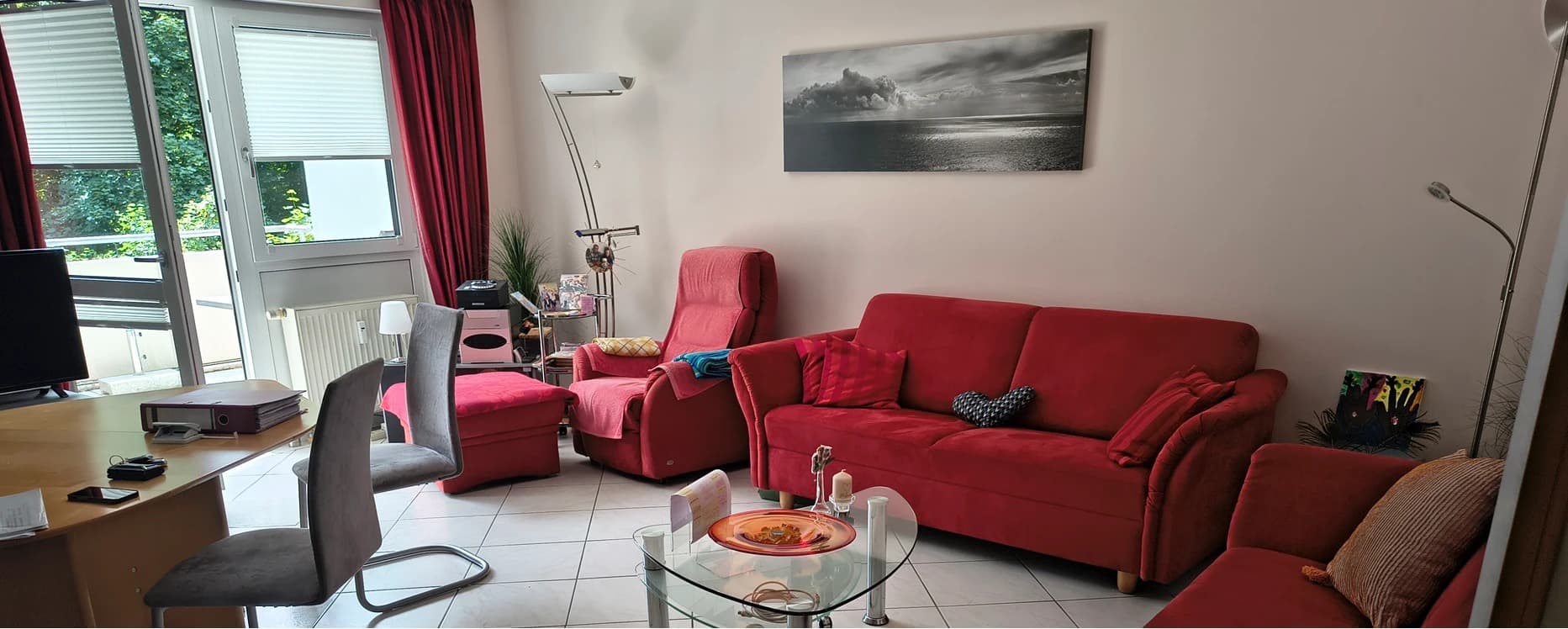Wohnzimmer mit persönlicher Einrichtung vor dem Home Staging